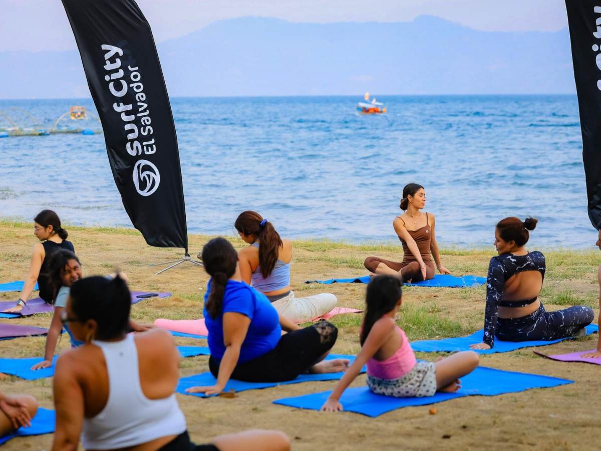 Decenas de personas participaron en una jornada gratuita de yoga frente al lago de Ilopango, en el Parque Recreativo Apulo.