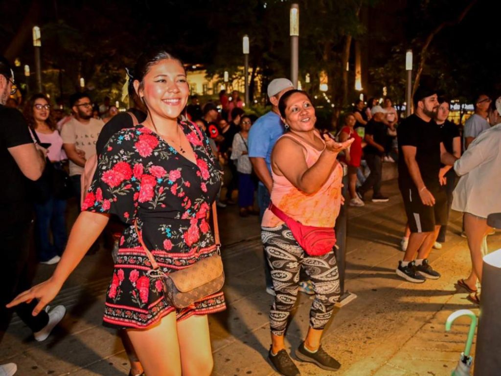 El Centro Histórico de San Salvador se llena de vida con turistas durante el fin de semana largo.