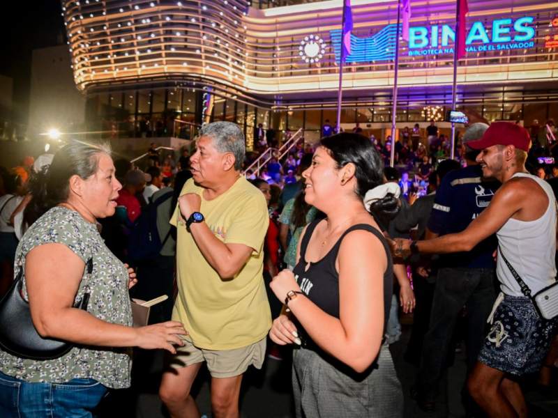 Visitantes recorren plazas, iglesias y espacios renovados en el corazón de la capital.