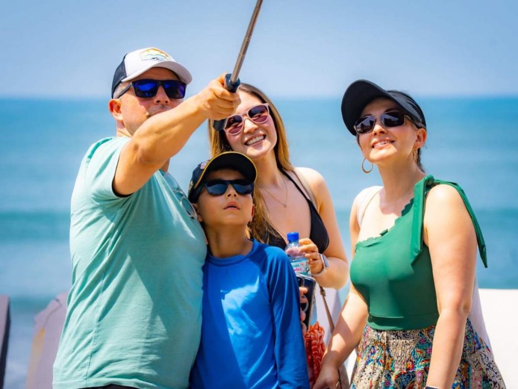 El Puerto de La Libertad y sus alrededores reciben a cientos de visitantes en el fin de semana largo.