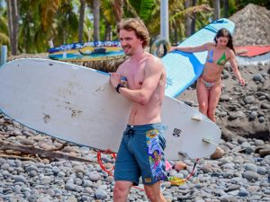 Turistas nacionales y extranjeros disfrutan del ambiente en la playa El Tunco durante el fin de semana largo.