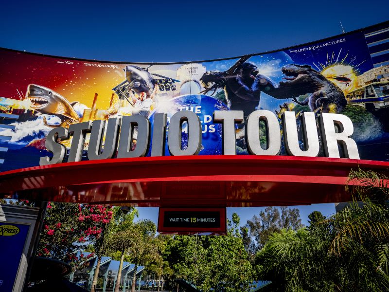 El Studio Tour permite conocer escenarios reales de filmación en Universal Studios Hollywood.