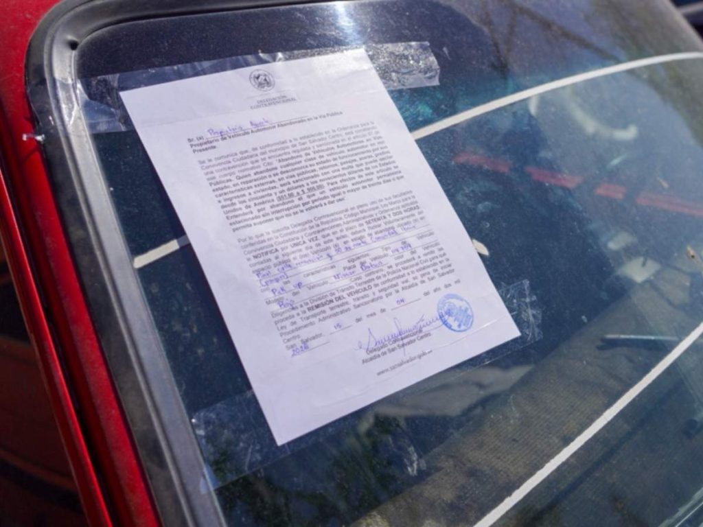 Los ciudadanos pueden denunciar carros abandonados llamando al CAM al 2204-6800. Foto EDH / Cortesía