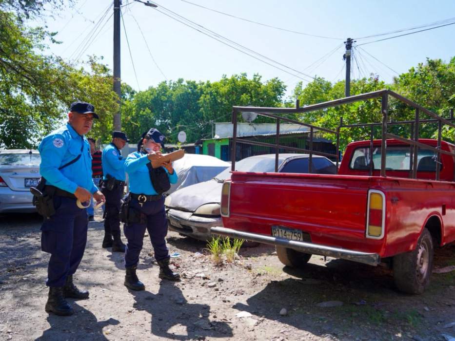 Vehículos abandonados podrían generar multas de hasta $1,200, según la comuna. Foto EDH / Cortesía