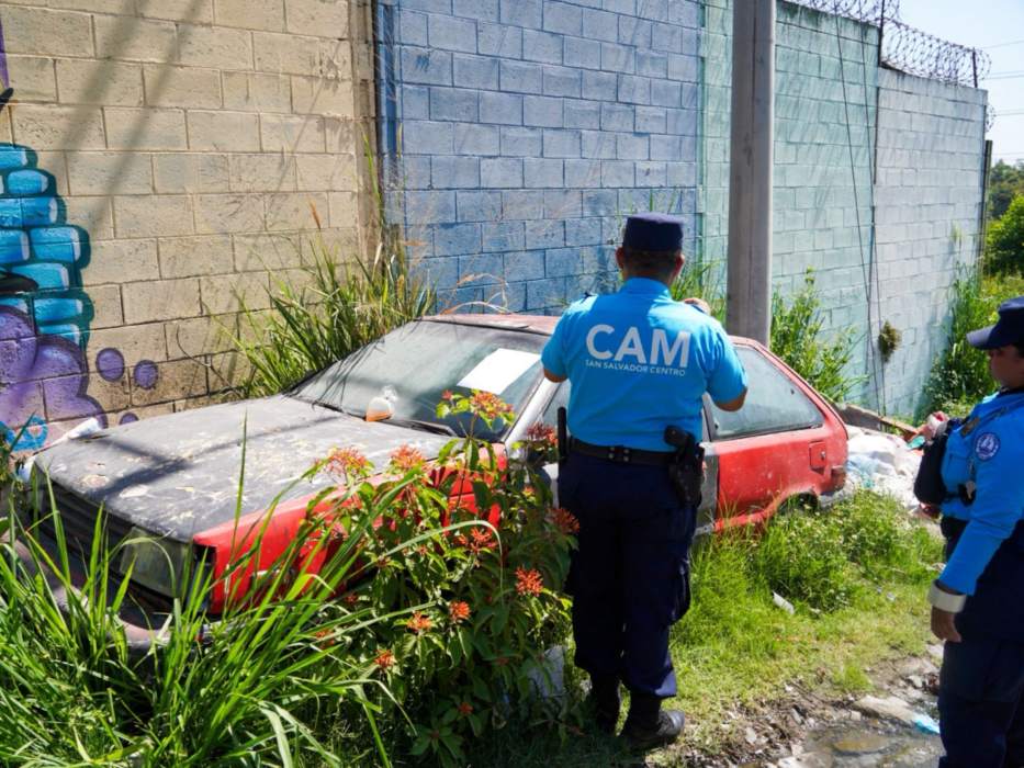 La alcaldía de San Salvador Centro mantiene operativos para retirar vehículos abandonados en calles y aceras. Foto EDH / Cortesía