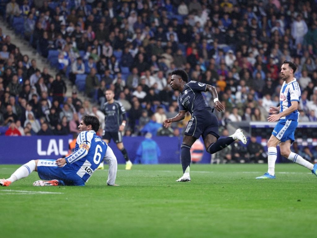 Vinicius anota uno de sus dos goles ante el Espanyol. Foto AFP