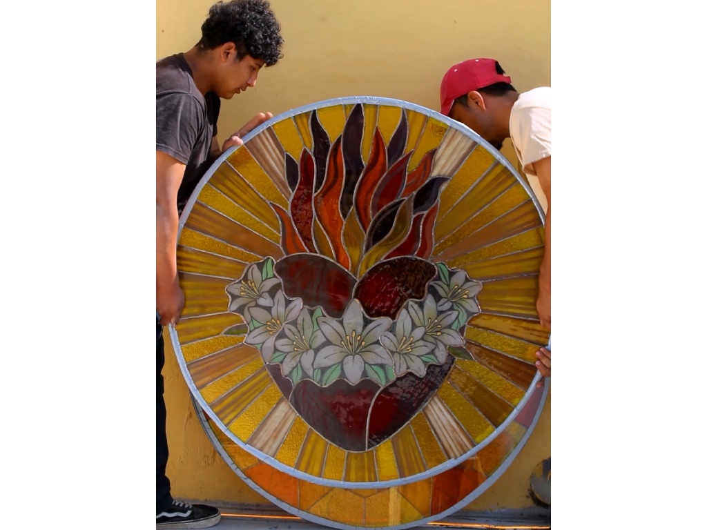 El sacerdote salvadoreño Luis Castillo impulsó la instalación de los vitrales como parte de un proyecto de revitalización espiritual y artística del templo. Fotografía/ Cortesía