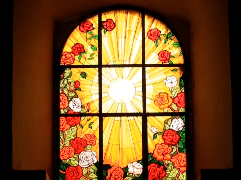Los nuevos vitrales de La Merced, elaborados por artesanos salvadoreños, llenan de color y simbolismo uno de los templos más emblemáticos de Antigua Guatemala. Fotografía/ Cortesía
