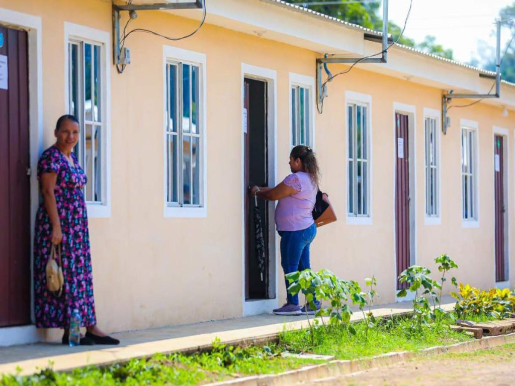 El proyecto incluye servicios básicos, urbanización y escrituras de propiedad.