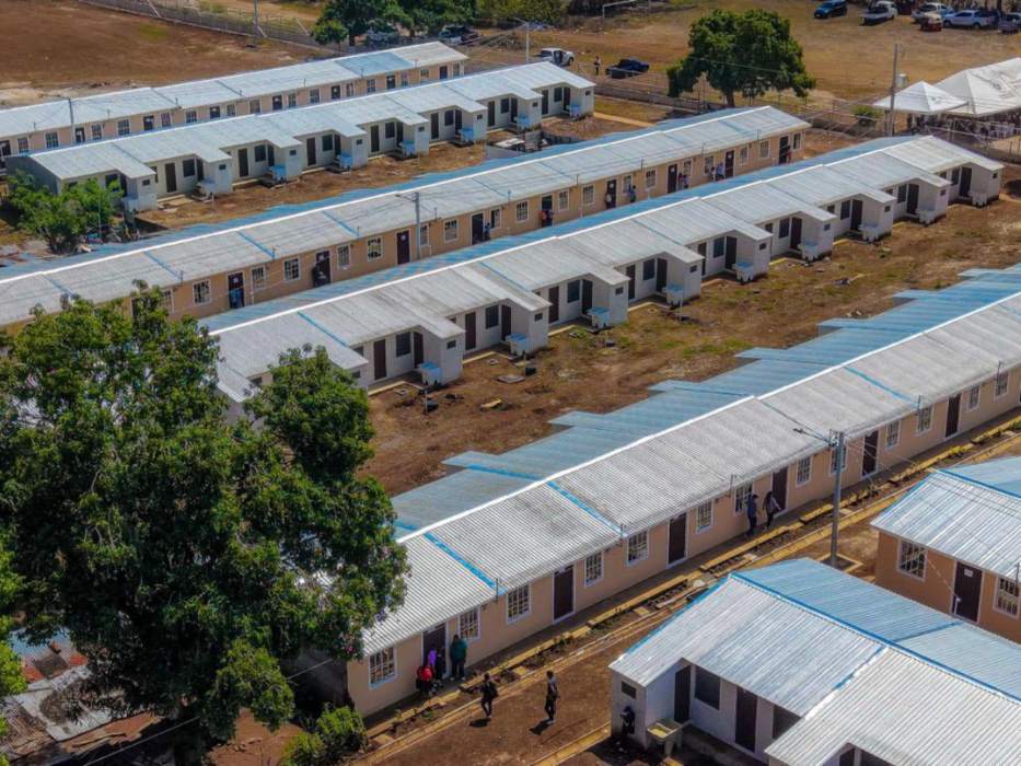 Familias recibieron las llaves de sus nuevas viviendas en Ahuachapán Centro. Foto/ Cortesía