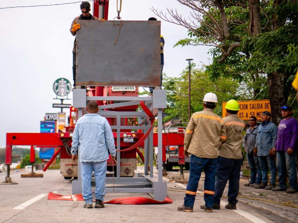 El Viceministerio de Transporte informó que habrá cierres parciales y totales en la carretera al Puerto de La Libertad debido a la instalación de una pasarela peatonal en el sector de Tuscania.