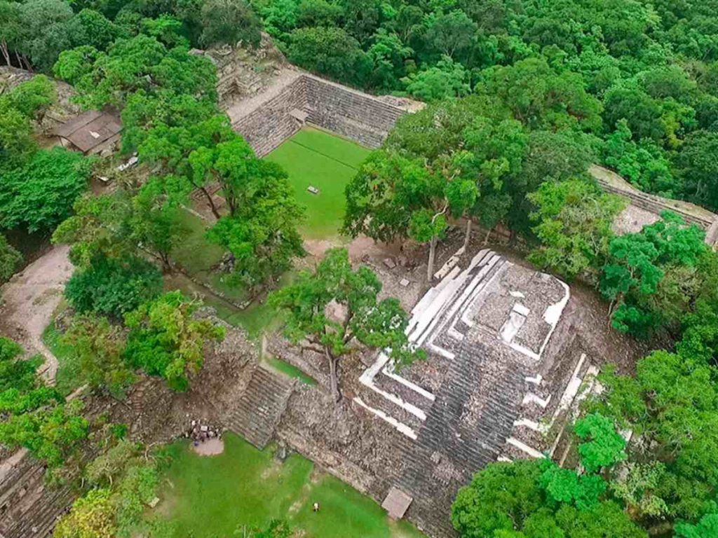 Ruinas mayas, lagos rodeados de volcanes y paisajes caribeños forman parte de la ruta que recorrerá Guatemala, Honduras y El Salvador en una travesía inolvidable.