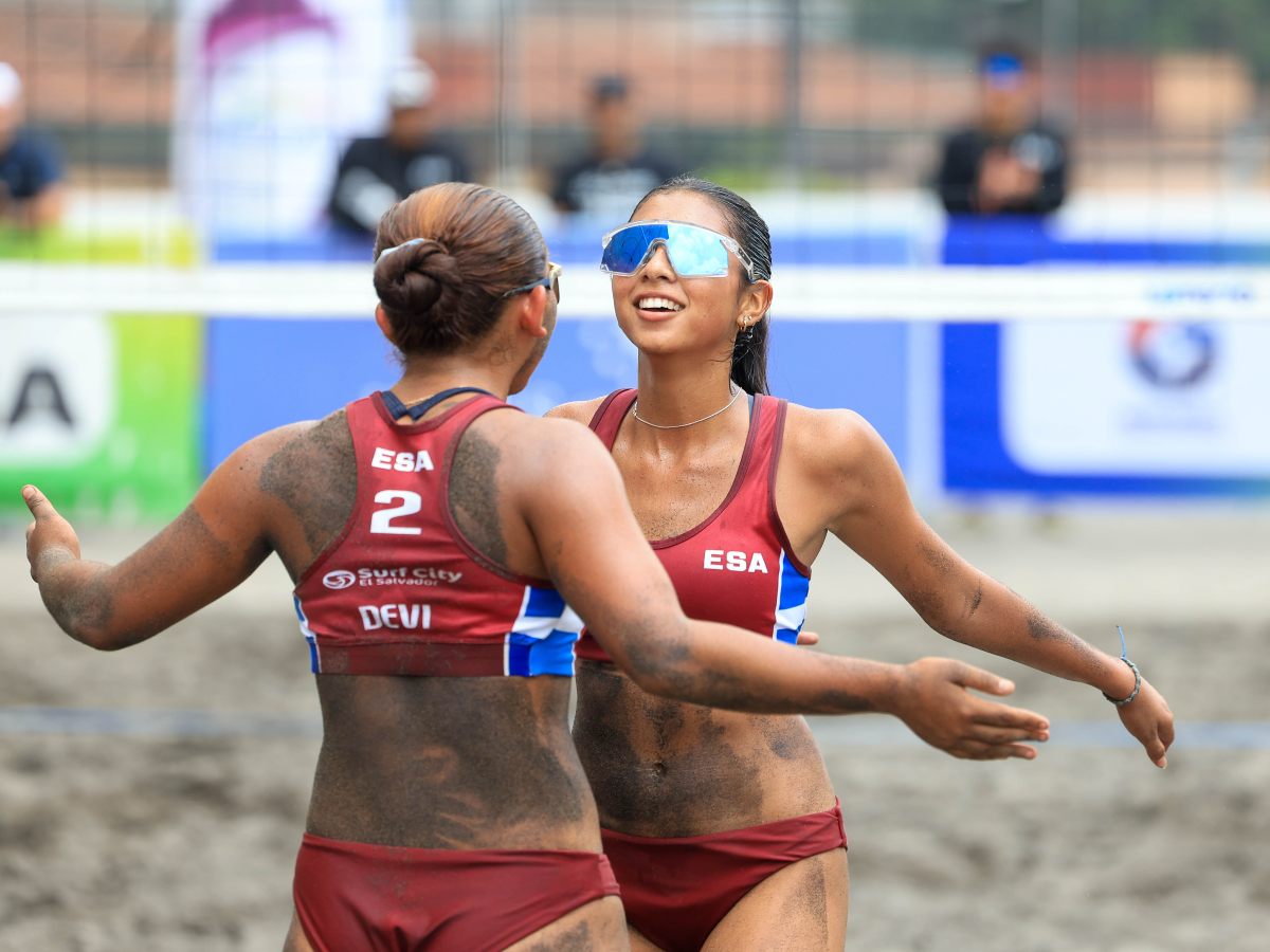Giselle Rendón y Débora Medina se consagraron bicampeonas centroamericanas en la categoría sub-17 de voleibol playa. Foto Cortesía INDES