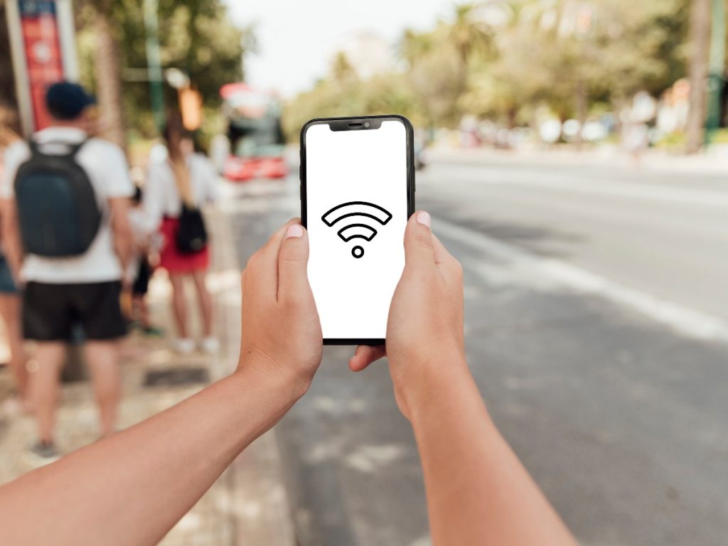 Una reforma al Presupuesto 2026 permitiría ampliar el acceso gratuito a internet en 440 espacios públicos de El Salvador y financiar programas de formación digital.