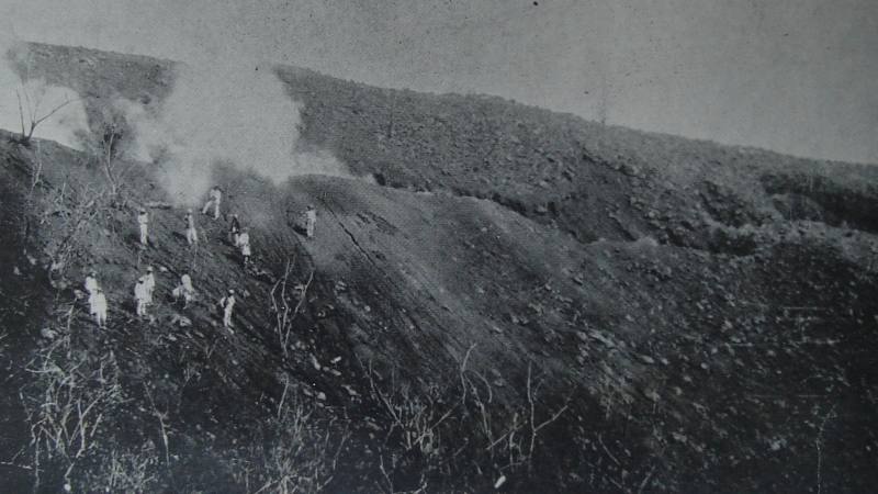 xcursionistas visitaron la aún humeante fisura del Pinar, en la zona norte del volcán Boquerón, a fines de julio de 1917. Foto: cortesía Carlos Cañas Dinarte