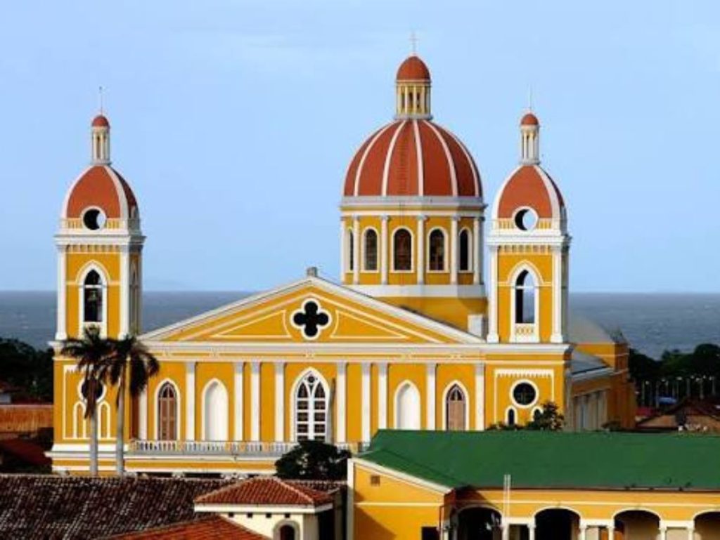 La Catedral de Granada, en Nicaragua, destaca por su imponente fachada neoclásica y su ubicación privilegiada frente al Parque Colón.