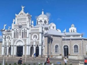 La Basílica de Nuestra Señora de los Ángeles, en Cartago, Costa Rica, recibe cada año a miles de peregrinos y visitantes de todo el mundo.