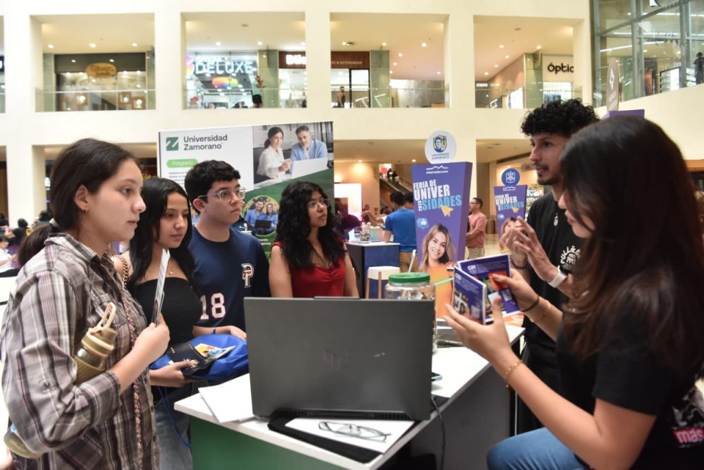 Padres de familia acompañaron a los estudiantes durante el recorrido por la feria más grande de universidades de El Salvador. Foto/ Miguel Lemus
