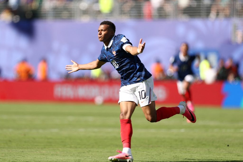 Kylian Mbappé celebra uno de sus goles ante Senegal. Foto AFP