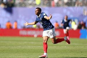 Kylian Mbappé celebra uno de sus goles ante Senegal. Foto AFP