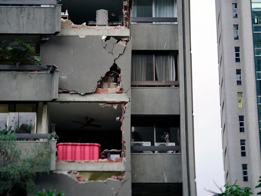 Se observa un edificio de apartamentos dañado tras el terremoto que sacudió Caracas el 24 de junio de 2026.
