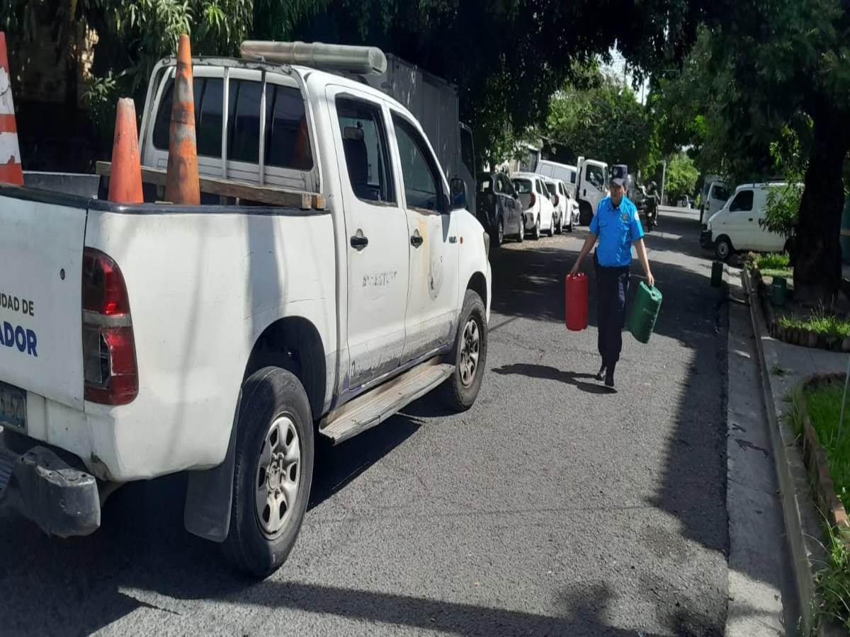 Agentes del CAM-bidones plásticos-retiro