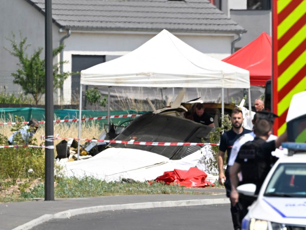 Personal de seguridad revisa restos de una avioneta Pilatus PC-6 tras estrellarse en Tomblaine, Francia. Murieron 11 personas.