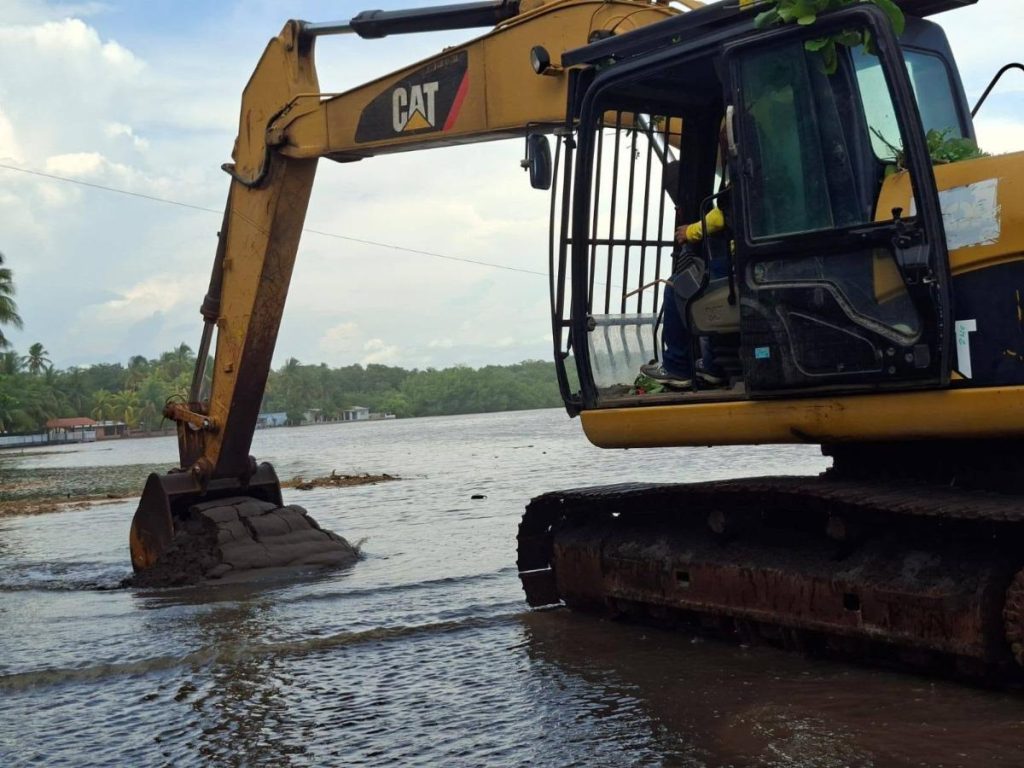 Bocana- de Metalío-excavadora-playa