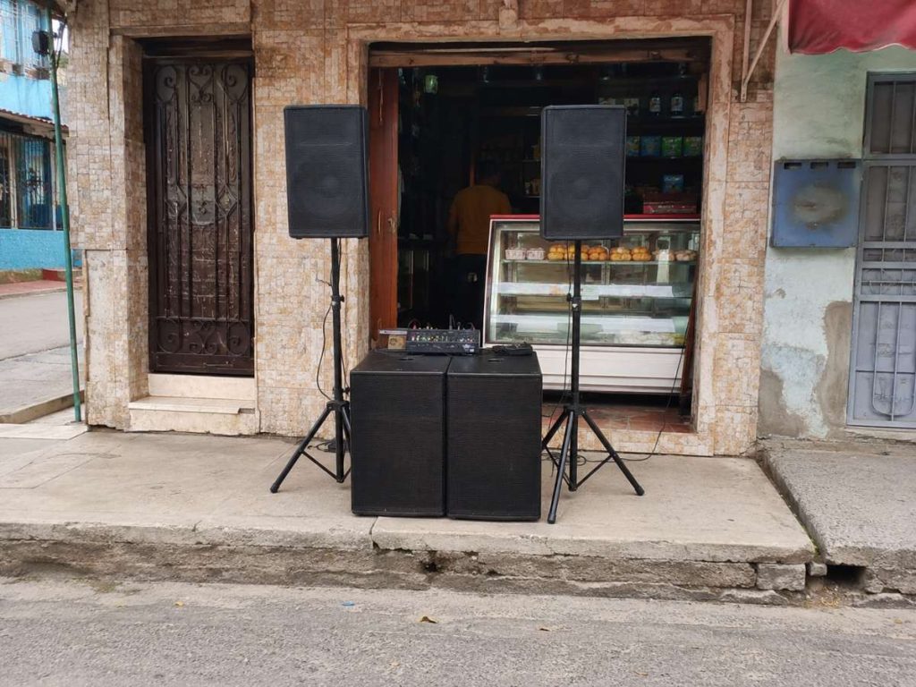 Bocinas-ruido-tienda