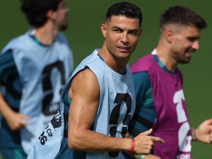 El delantero portugués Cristiano Ronaldo, número 07, calienta durante una sesión de entrenamiento en el Gardens North County District Park en Palm Beach Gardens, Florida, el 16 de junio de 2026, en la víspera del partido de fútbol del Grupo K de la Copa Mundial de 2026 entre Portugal y la República Democrática del Congo. (Foto de PATRICIA DE MELO MOREIRA / AFP)