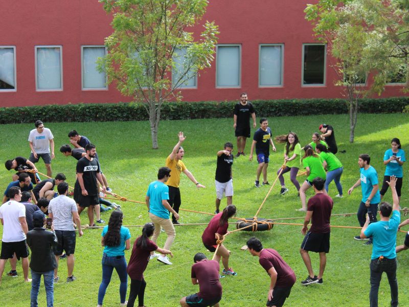 Estudiantes de la ESEN participan en actividades orientadas al desarrollo de liderazgo y trabajo en equipo.