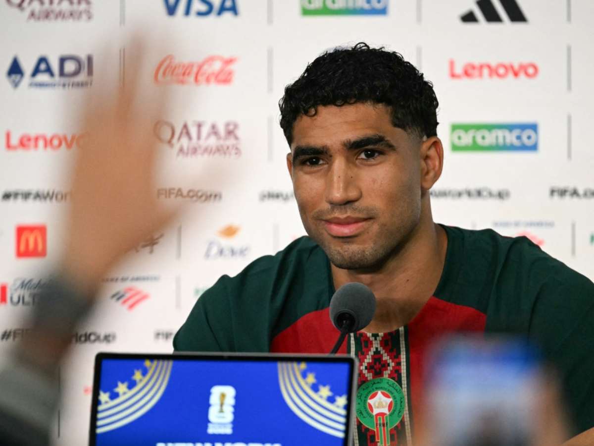 El defensa marroquí número 02, Achraf Hakimi, gesticula durante una rueda de prensa en el estadio New York/New Jersey en East Rutherford el 12 de junio de 2026