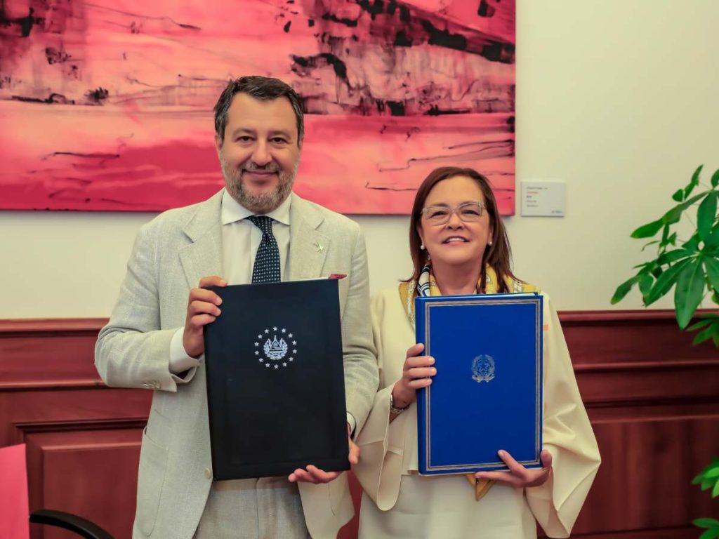 La canciller Alexandra Hill Tinoco y el ministro italiano Matteo Salvini firmaron en Roma el acuerdo de reconocimiento recíproco de licencias de conducir. / Foto cortesía