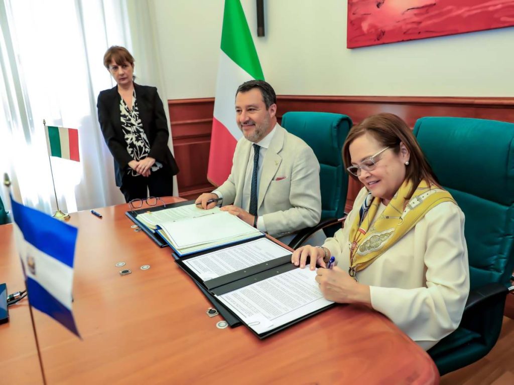 El convenio permitirá a salvadoreños residentes en Italia convertir sus licencias de conducir sin realizar nuevos exámenes teóricos y prácticos. / Foto cortesía