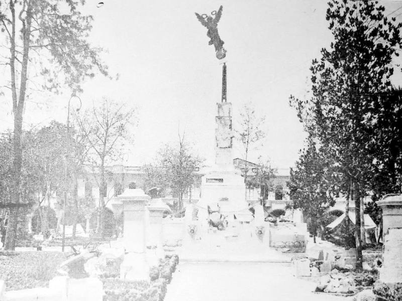Daños en el Monumento a la Libertad, en el entonces parque Dueñas, ahora parque Libertad. Foto: cortesía Carlos Cañas Dinarte