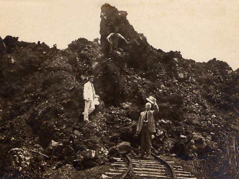Las corrientes de lava bloquearon la línea ferrocarrilera entre Quezaltepeque y Sitio del Niño. Foto: cortesía Carlos Cañas Dinarte