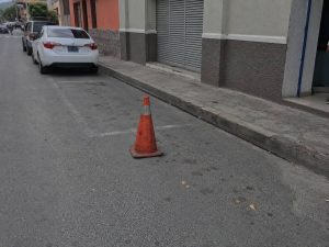 Estacionamiento-carro-calle-obstaculización-cono-multas