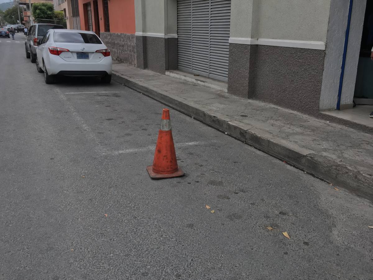 Estacionamiento-carro-calle-obstaculización-cono-multas