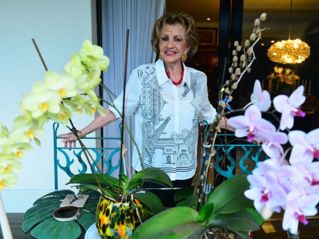 Con 90 años, Evelyn Caminos continúa activa compartiendo consejos, recuerdos y anécdotas a través de sus redes sociales, donde es conocida como 
