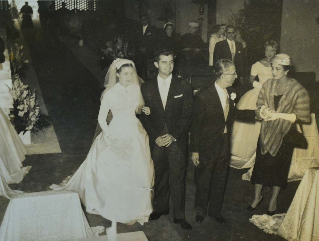 Evelyn Caminos de Sol contrajo matrimonio con Mario Andrés Sol Bang en 1956. Juntos compartieron 68 años de vida y formaron una familia de siete hijas.