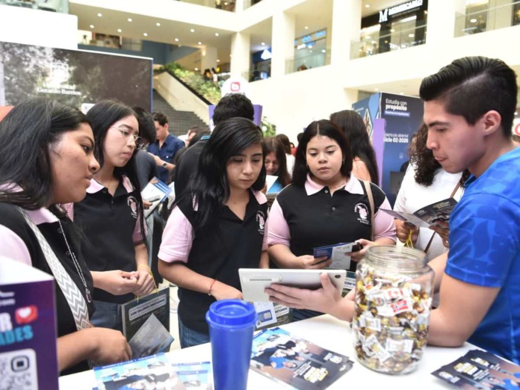 Estudiantes de distintos centros educativos comenzaron a recorrer los stands de la Feria de Universidades 2026 de elsalvador.com en busca de opciones para su futuro académico.