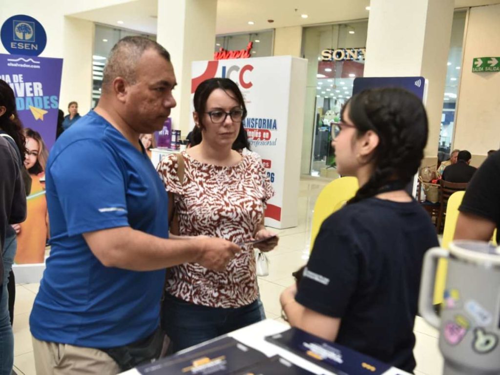 Representantes de universidades e instituciones especializadas brindan información de primera mano sobre carreras, admisiones y planes de estudio.