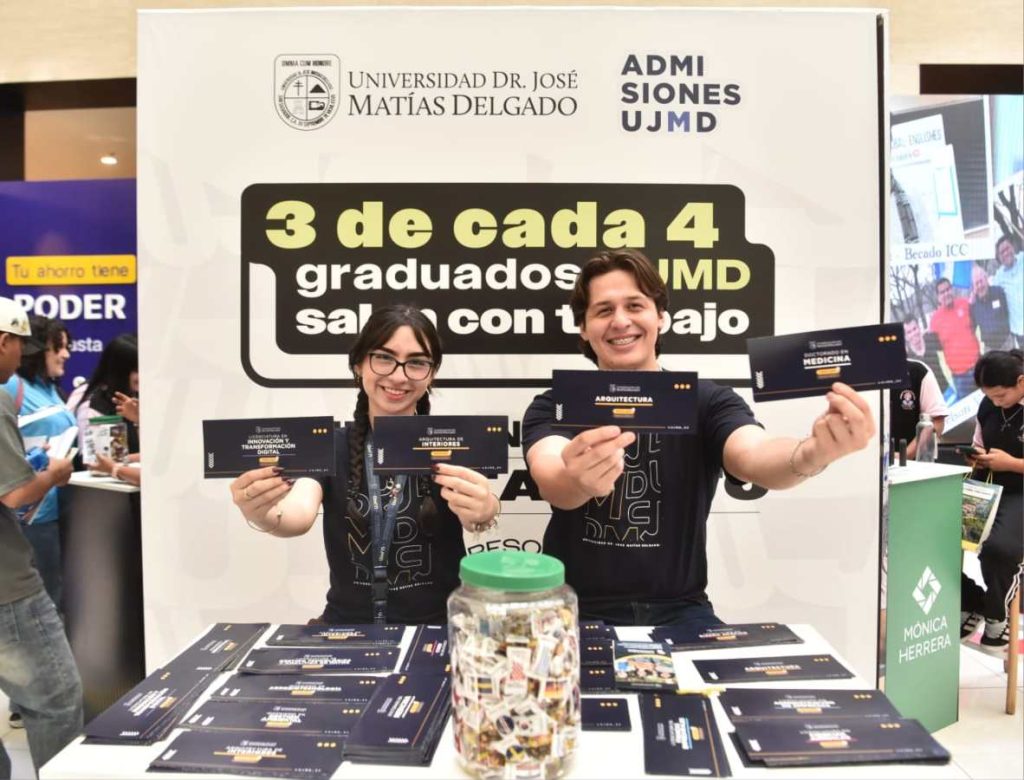 Tras graduarse de la Universidad Dr. José Matías Delgado, Alessandra Guevara regresó a la institución como profesional y actualmente también forma a nuevos estudiantes. Foto/ Miguel Lemus