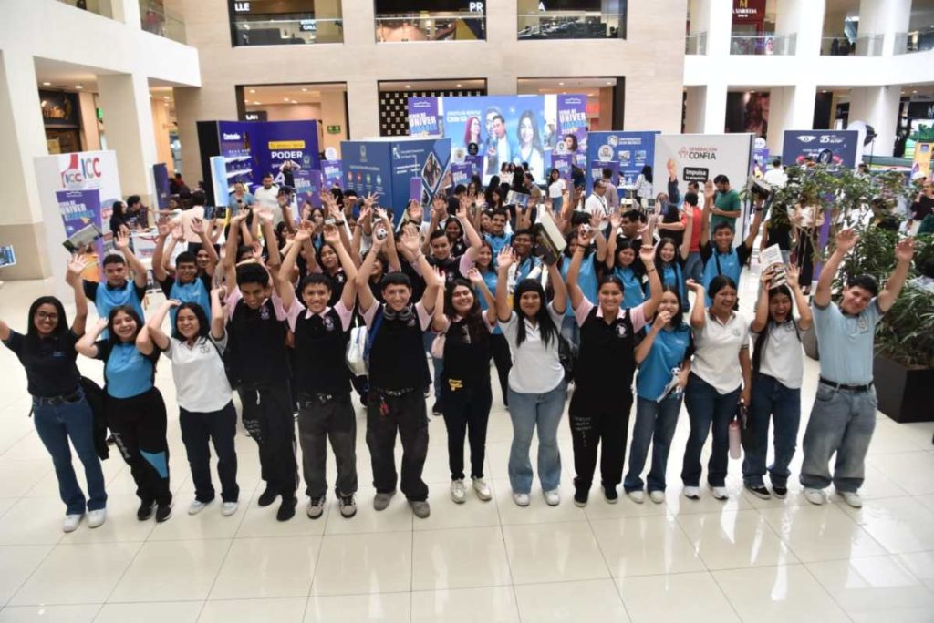 Vista general de la Feria de Universidades 2026, donde jóvenes exploran opciones académicas y participan en actividades y sorteos. Foto/ Miguel Lemus