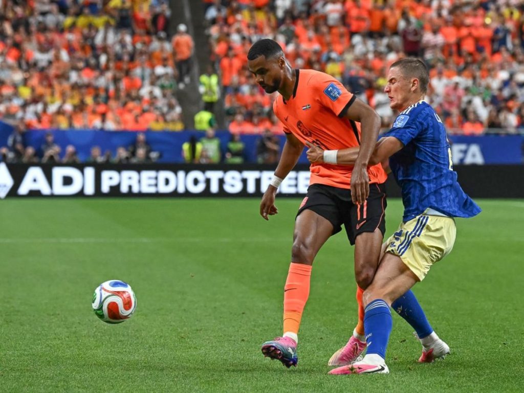 Cody Gakpo contra defensa sueco. Foto AFP