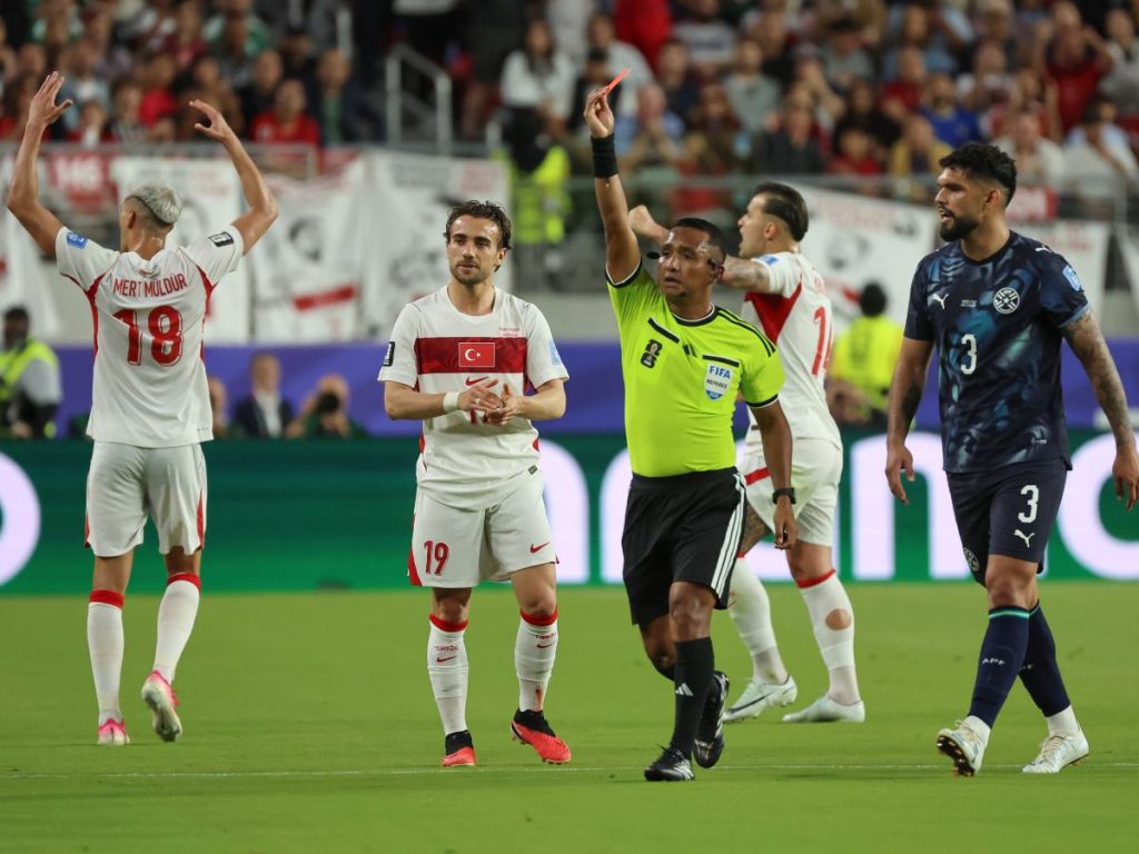 La FIFA revocó la credencial del periodista paraguayo Jorge “Chipi” Vera durante el Mundial 2026, después de que realizara “repetidos ataques personales y comentarios despectivos” contra el árbitro salvadoreño Iván Barton y otros oficiales del organismo.