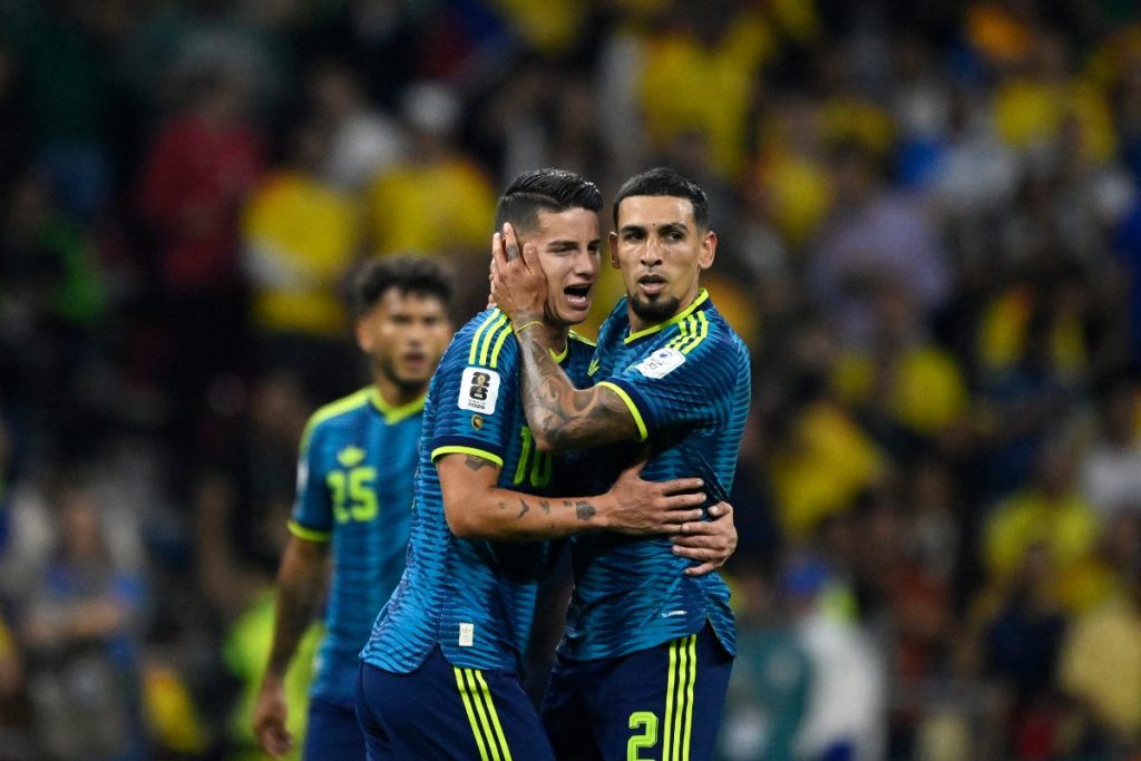 El defensa colombiano Daniel Muñoz (derecha), número 2 del ranking, celebra tras marcar el primer gol de su equipo junto a su compañero, el centrocampista James Rodríguez (número 10), durante el partido de fútbol del Grupo K del Mundial 2026 entre Uzbekistán y Colombia en el Estadio de la Ciudad de México