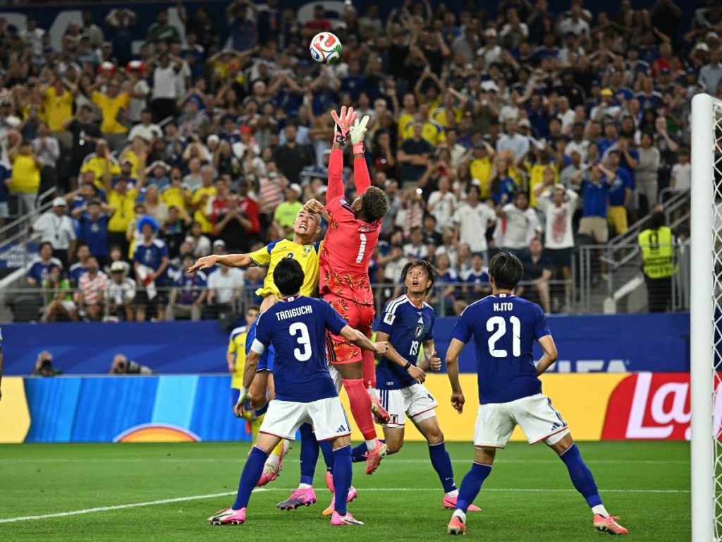 El defensa sueco número 02, Gustaf Lagerbielke, y el portero japonés número 01, Zion Suzuki, luchan por el balón junto al delantero japonés número 19, Koki Ogawa, durante el partido de fútbol del Grupo F de la Copa Mundial 2026 entre Japón y Suecia en el Estadio Dallas de Arlington el 25 de junio de 2026. (Foto de Paul ELLIS / AFP)