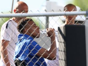 Kylian Mbappé se hidrata durante un entrenamiento de Francia en Waltham, cerca de Boston, durante el Mundial 2026.