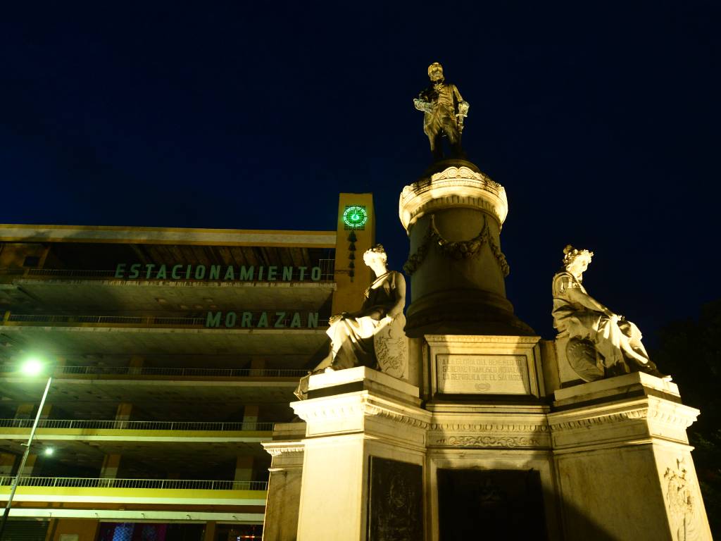 LM-Amanecer- Centro Histórico- Monumentos- Catedral- Plaza- Calles- Biblioteca